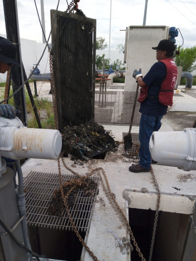 Arrojar basura a la calle provoca obstrucción en canastillas de Cárcamos: COMAPA