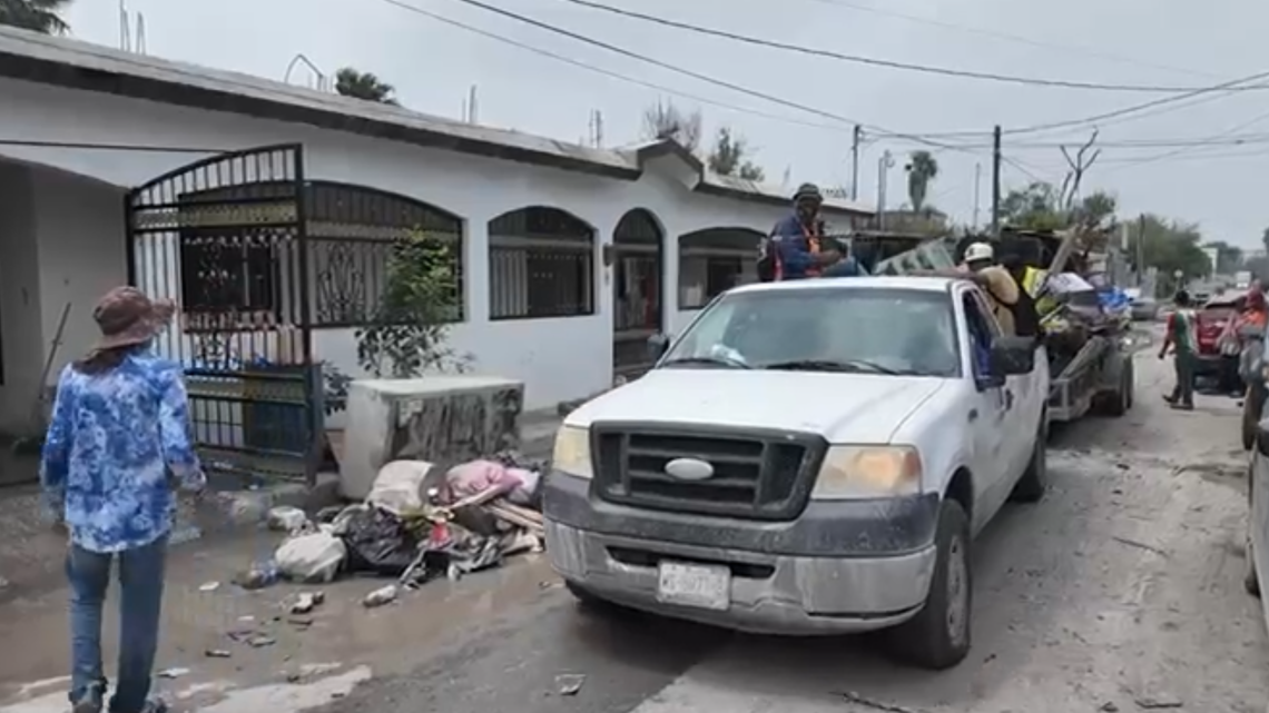 Personal de Servicios Públicos Primarios Reynosa continúan con los trabajos de limpieza en las colonias afectadas 
