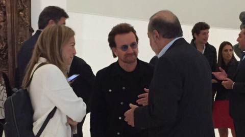 Bono recorre el museo Soumaya junto a Slim