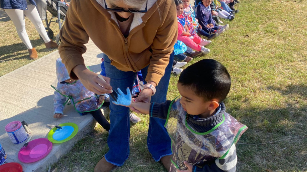 Huellas de color y creatividad, el Jardín de Niños Mier y Terán celebra su 44 con mural colectivo 