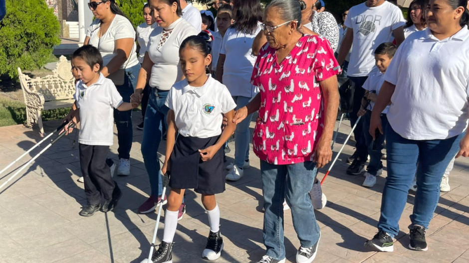 Realizan caminata del bastón blanco en para concientizar sobre discapacidad visual