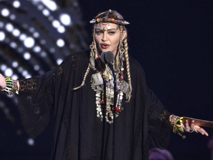 Revelan video de actuación desafinada de Madonna