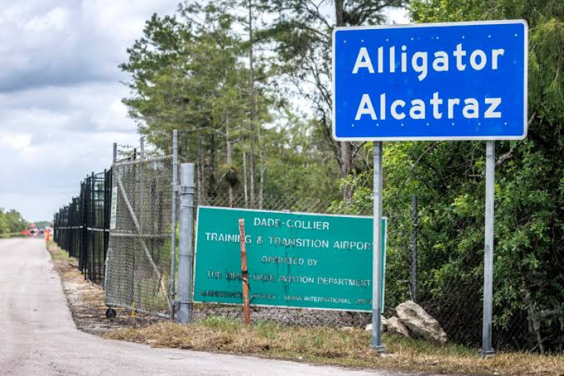 Corte suspende fallo y mantiene abierto el centro de detención “Alligator Alcatraz” en Florida