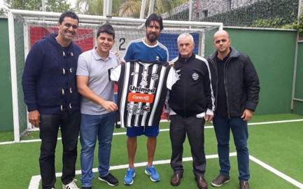 El ‘Loco’ Abreu firma con el club número 30 en su carrera profesional