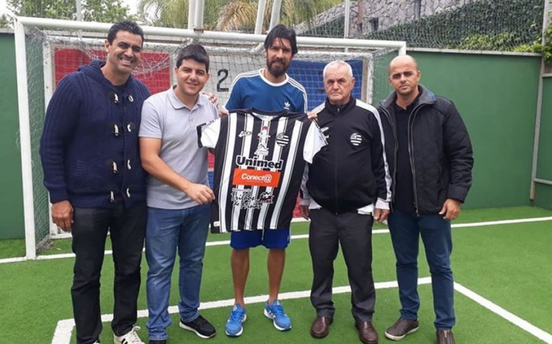 El ‘Loco’ Abreu firma con el club número 30 en su carrera profesional