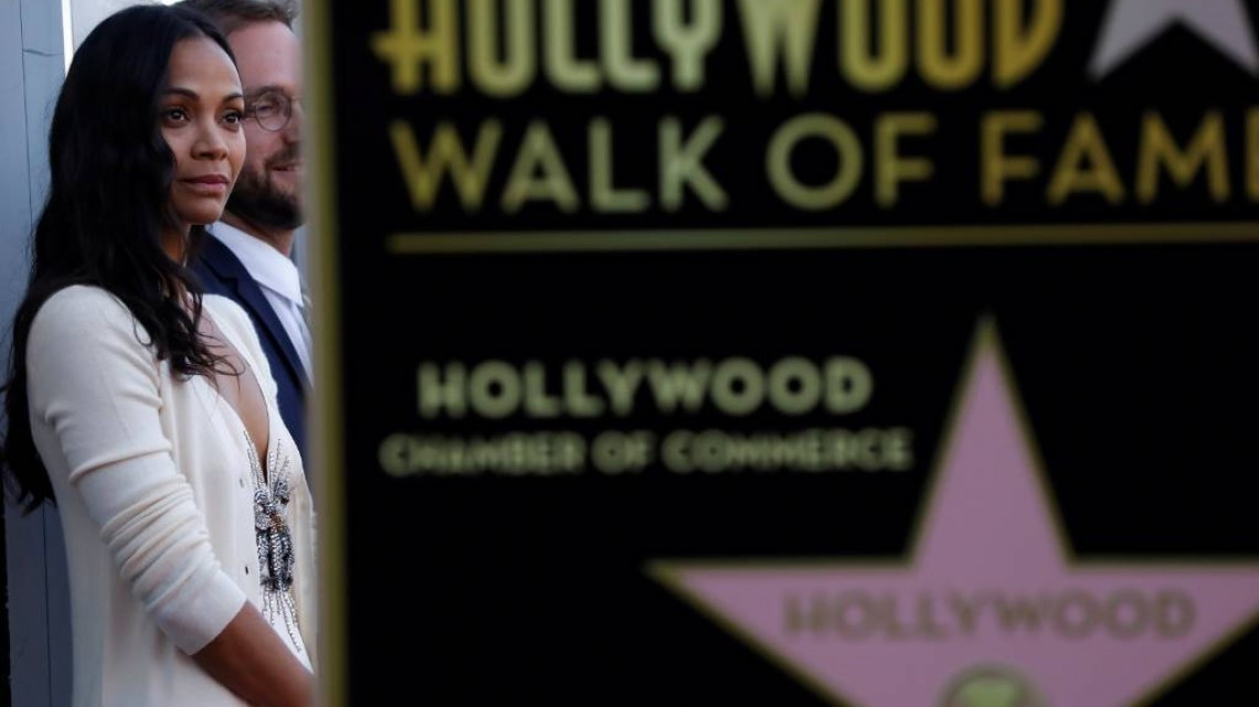 Zoe Saldaña recibe su estrella en el Paseo de la Fama de Hollywood 