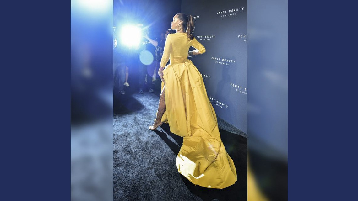 Rihanna vuelve a usar pomposo vestido amarillo 