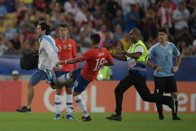 La patada de Jara a un hincha genera un debate