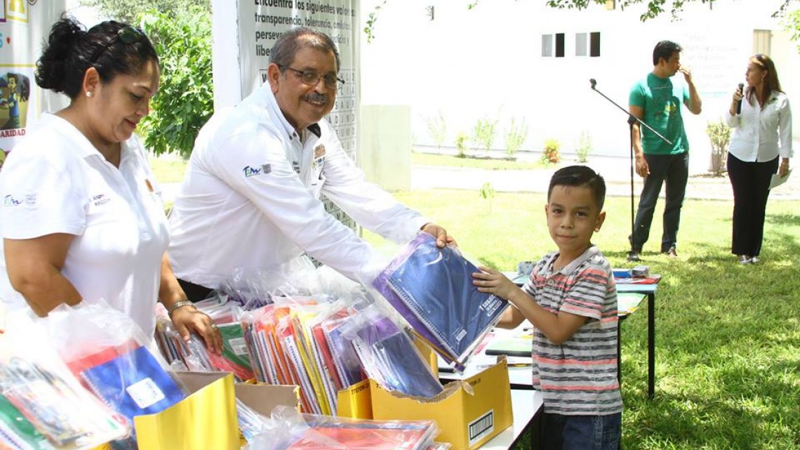 Ayuntamiento entrega útiles escolares a niños de cursos de verano