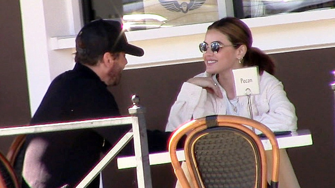 Romance en camino: Skeet Ulrich y Lucy Hale son captados besándose