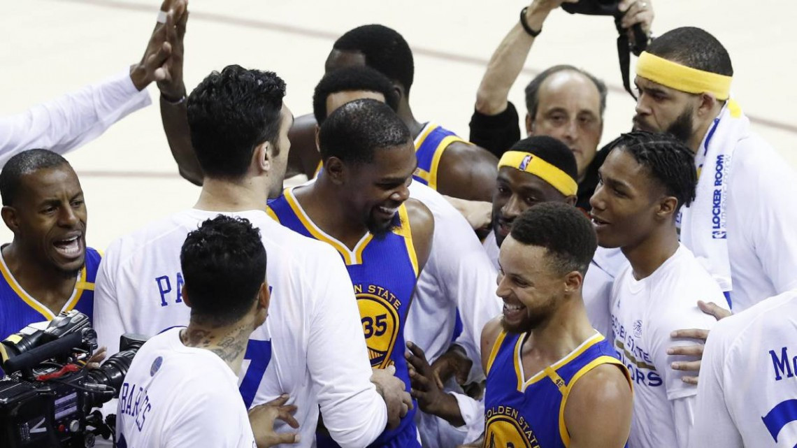 Golden State vence a Cleveland y acaricia el título de la NBA