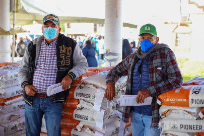 Entregó Carlos Peña Ortiz 15 toneladas de sorgo al campo con Trato Justo