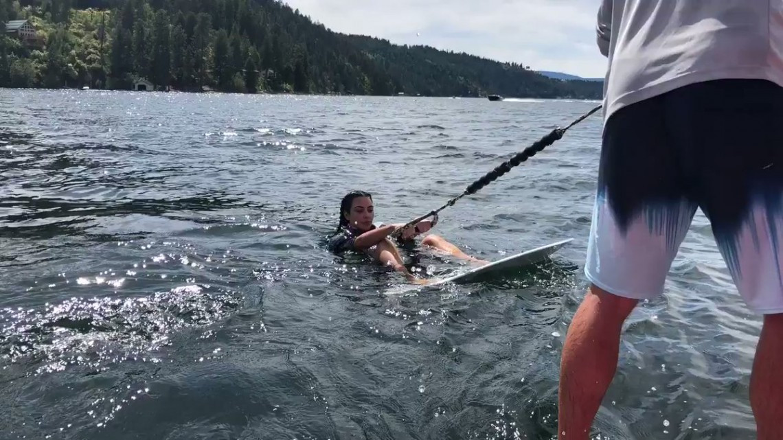 Kim Kardashian haciendo 'wake surf' por primera vez