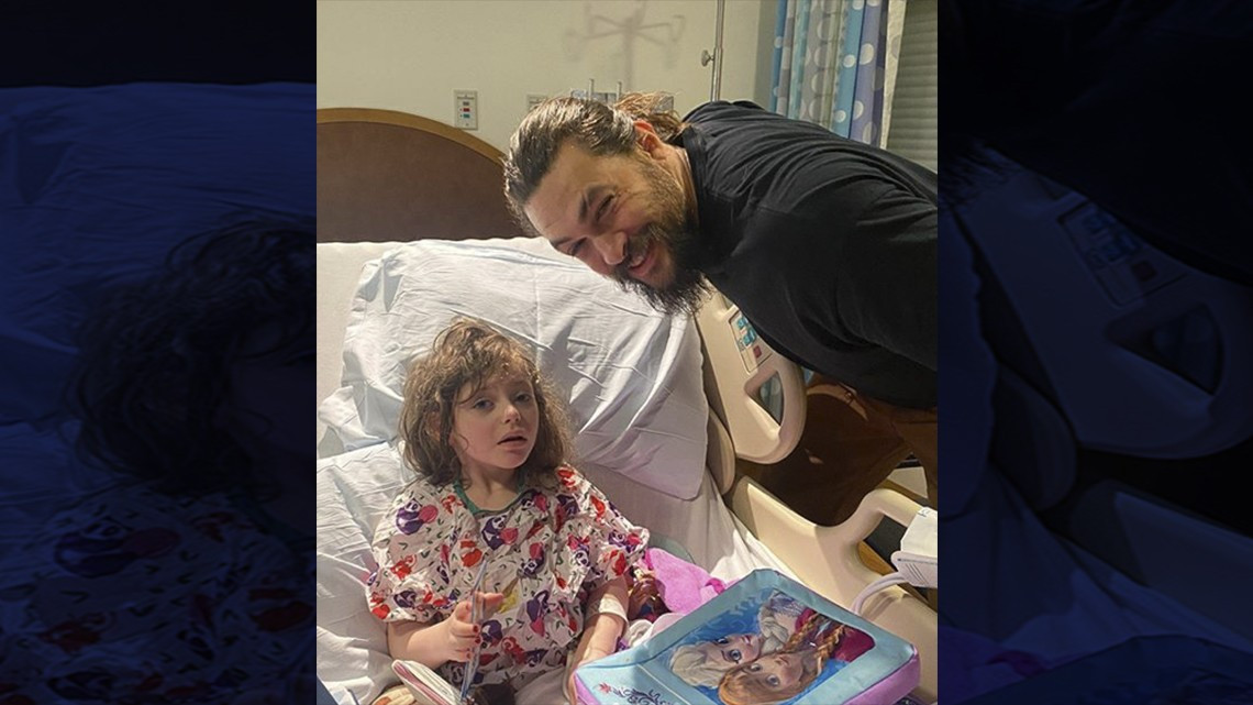 Jason Momoa sorprende a niños en hospital infantil de Pittsburgh