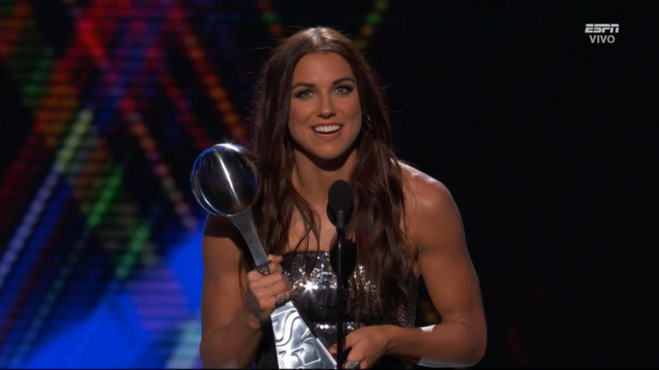  Alex Morgan recibe el premio ESPYS como "La Mejor Atleta Femenina"