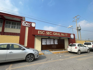 Frenan paso de director a Secundaria 12; piden destitución