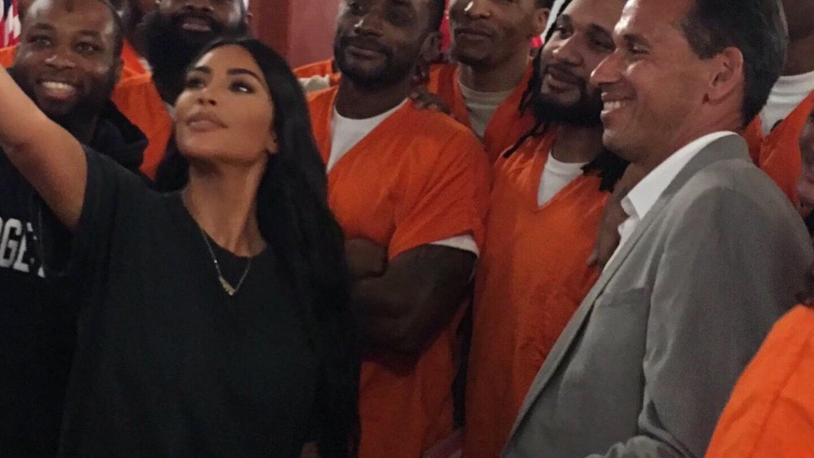 Kim Kardashian graba un documental en una prisión