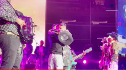 Novio de Jhonny Caz interrumpe concierto de Grupo Firme para pedirle matrimonio