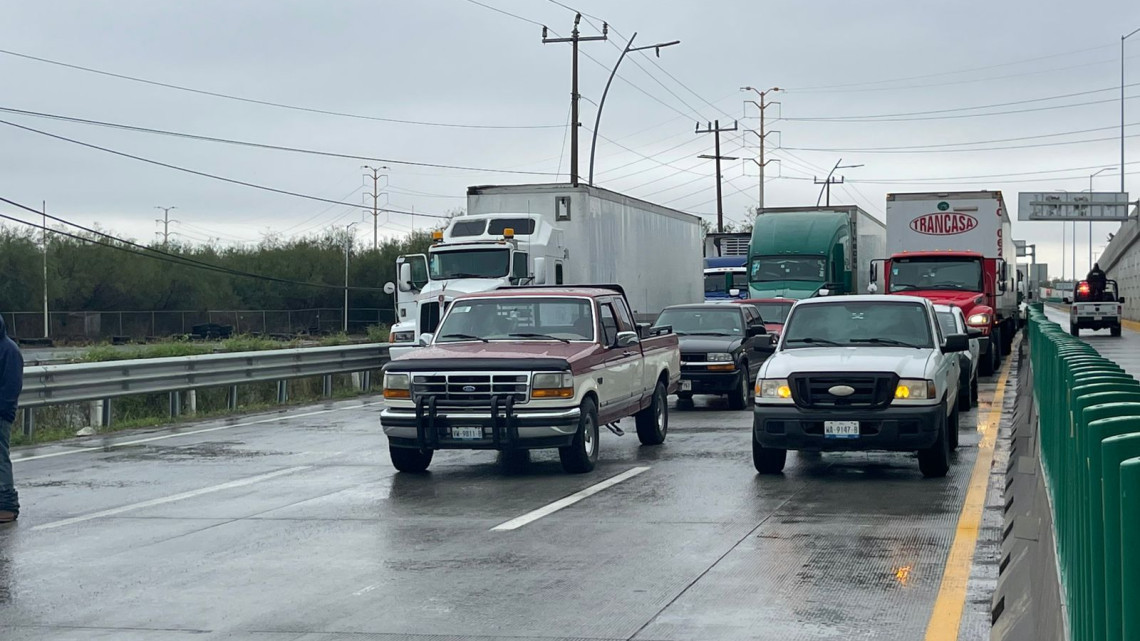 Continúa el bloqueo campesino en el Puente Pharr