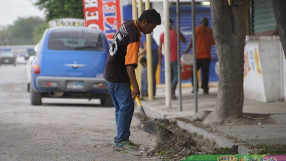 Realizan labores de limpieza en calle Cuauhtémoc