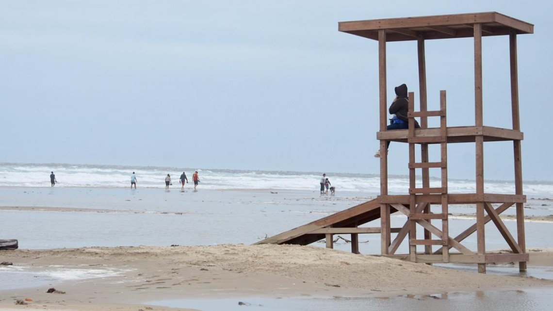 A pesar de frente frío, turistas arribaron a playa Tesoro de Altamira