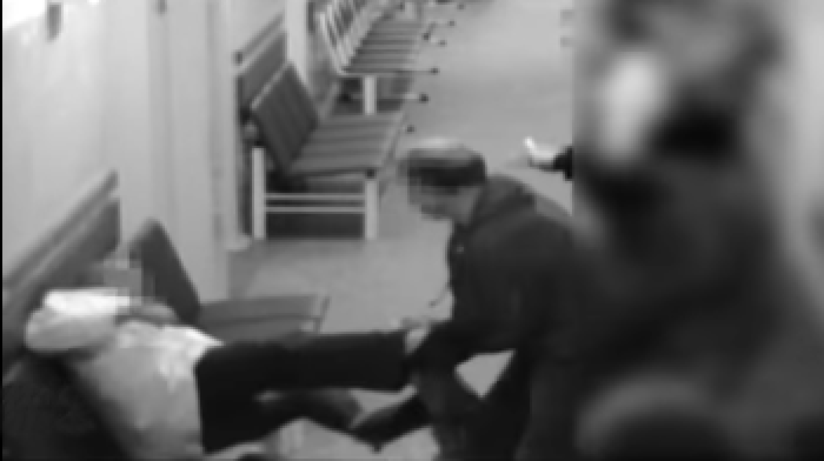 Apuñala a doctor y se suicida