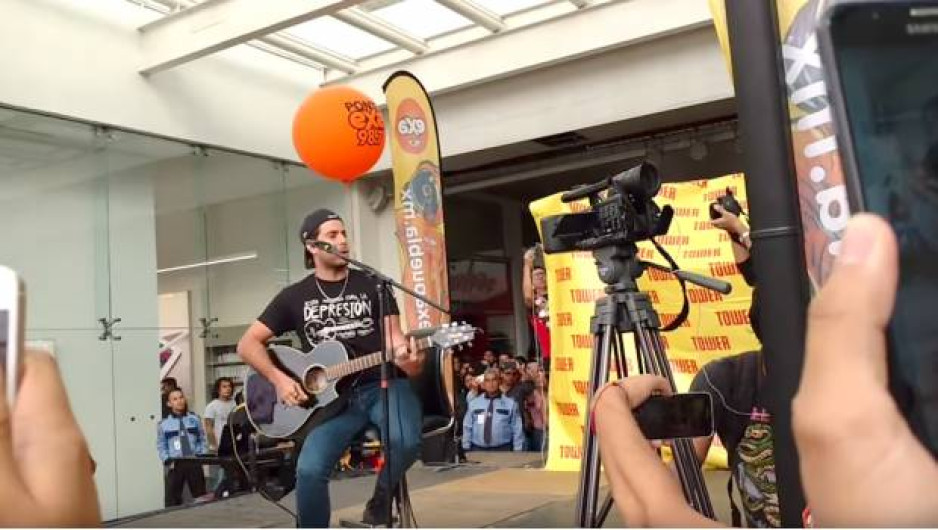 Avientan pan a Pepe Madero en pleno show