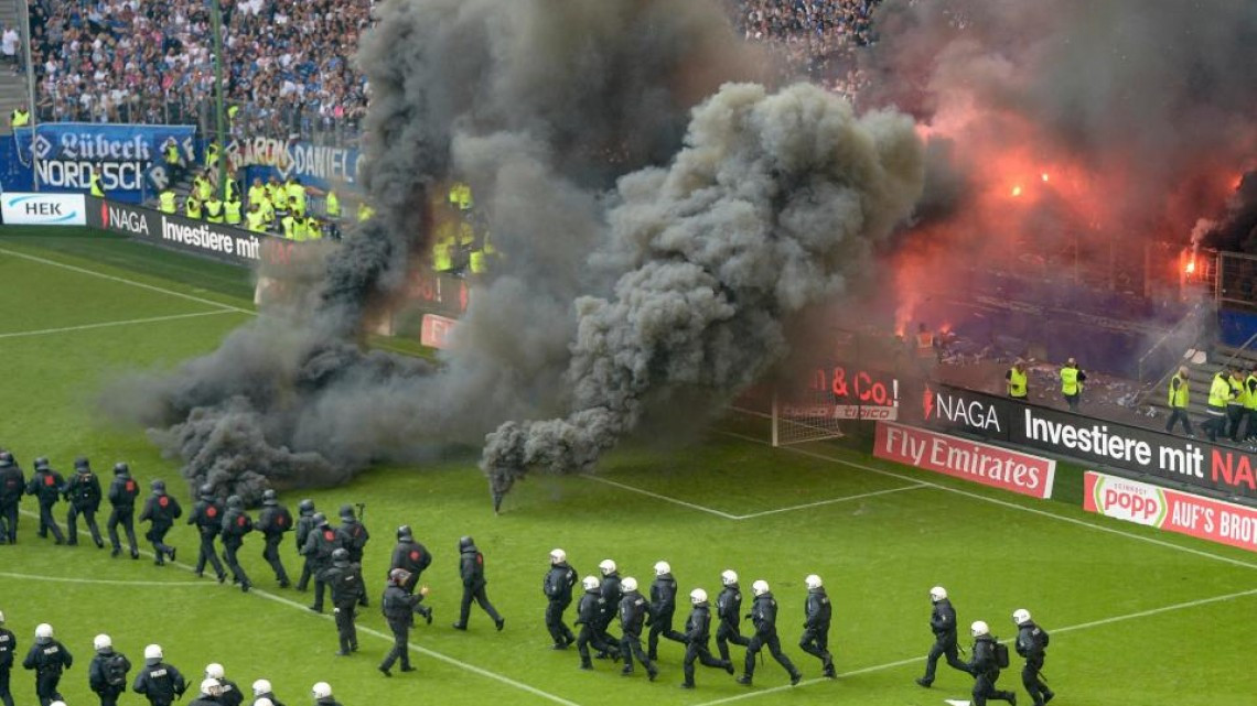 #Galería El Hamburgo desciende y sus ultas generan caos en la tribuna