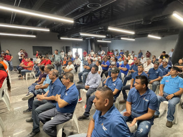 Conductores de transporte público reciben certificados de capacitación.