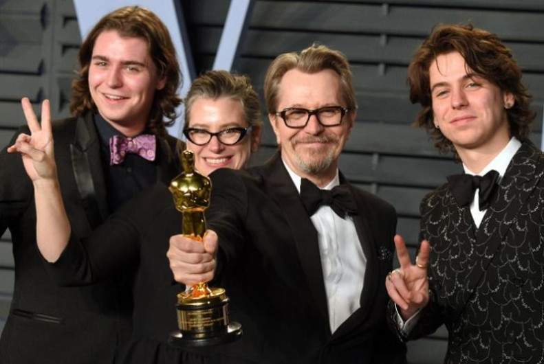 Hijo de Gary Oldman niega maltrato del actor a su mamá