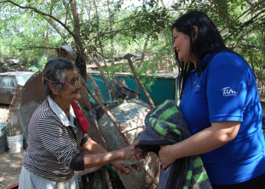 DIF Río Bravo entrega cobijas en La Zacatecana