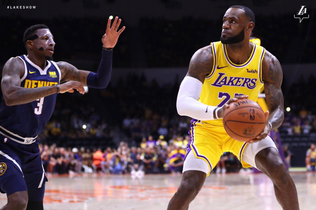 LeBron debuta con los Lakers en juego de pretemporada