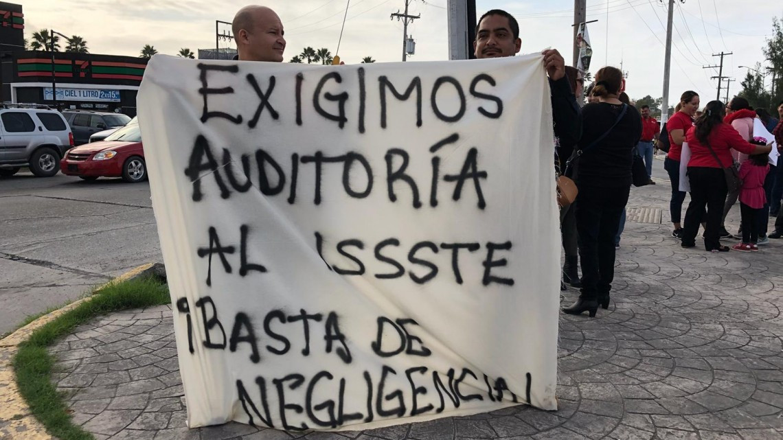 Se manifiestan maestros afuera del ISSSTE Matamoros 