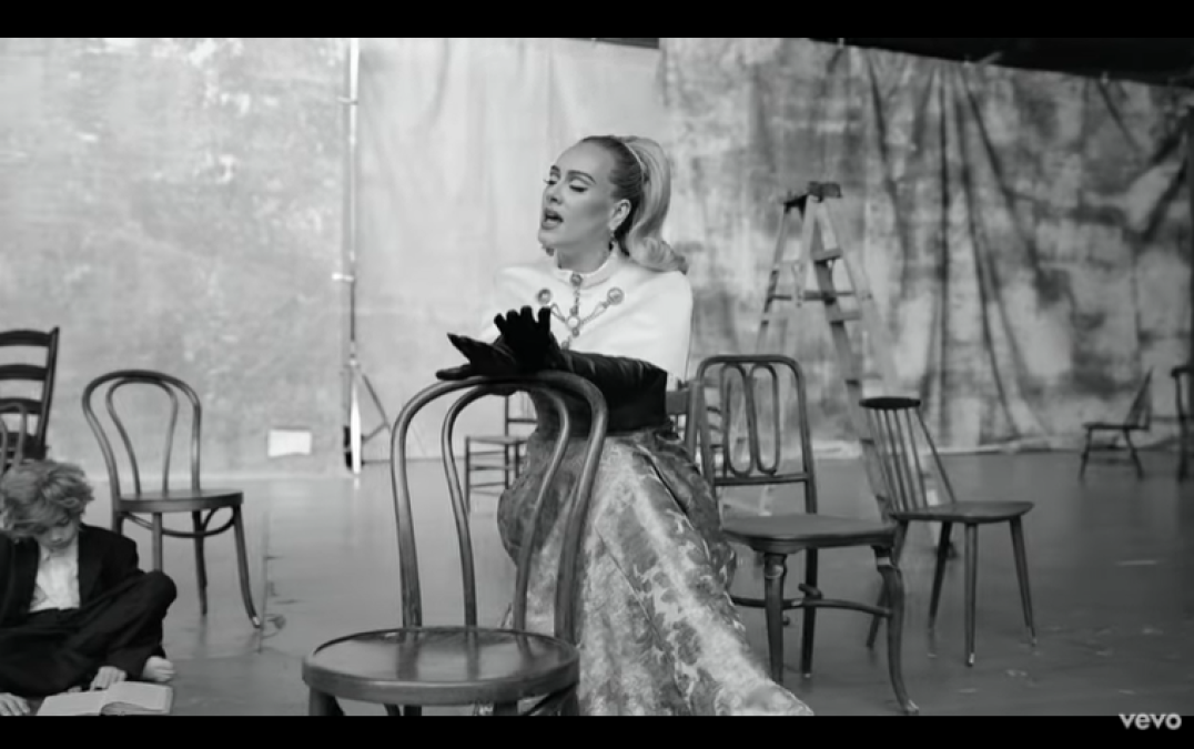 Lanza Adele vídeo musical de de Oh my God