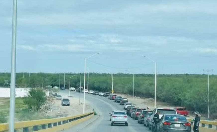 Puentes internacionales congestionados por inicio de vacaciones navideñas