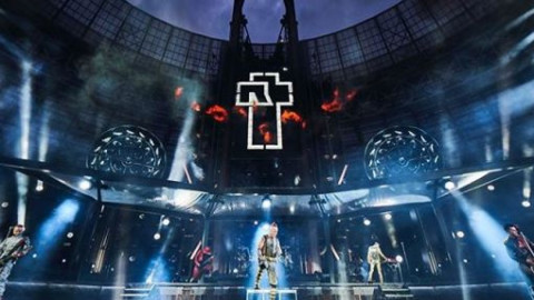 Integrantes de Rammstein se besan durante concierto en Rusia