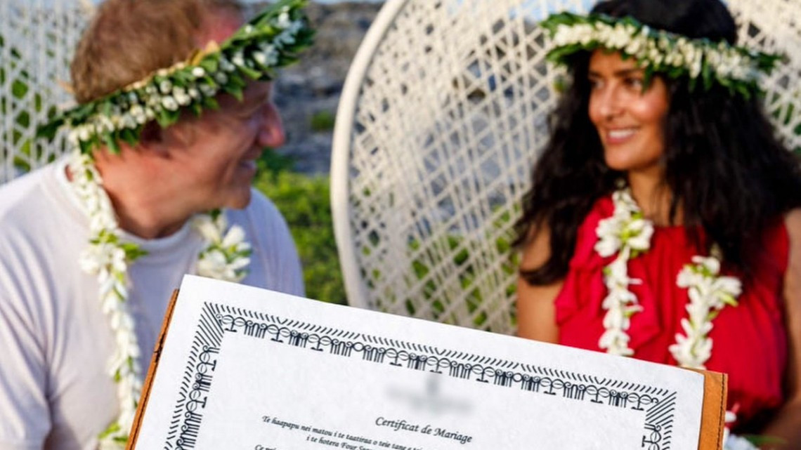 Salma Hayek va al spa y termina casándose