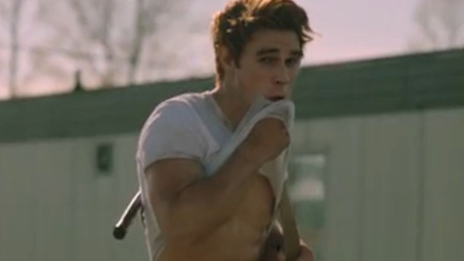 KJ Apa enloquece las redes con video en ropa interior