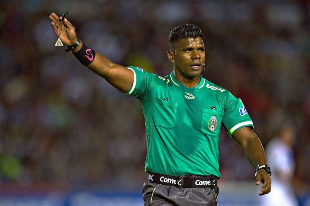 Despiden a árbitro por “negro”