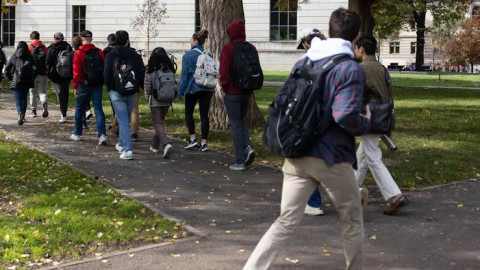 EU demanda a Illinois por ofrecer ayuda financiera a estudiantes indocumentados