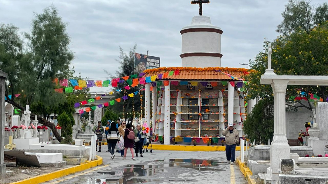 Familia asisten a visitar a sus fieles difuntos