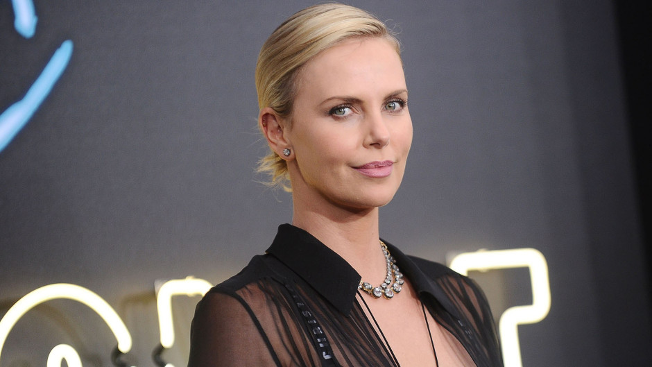 Charlize Theron revela detalles de la noche en que su mamá mató a su papá