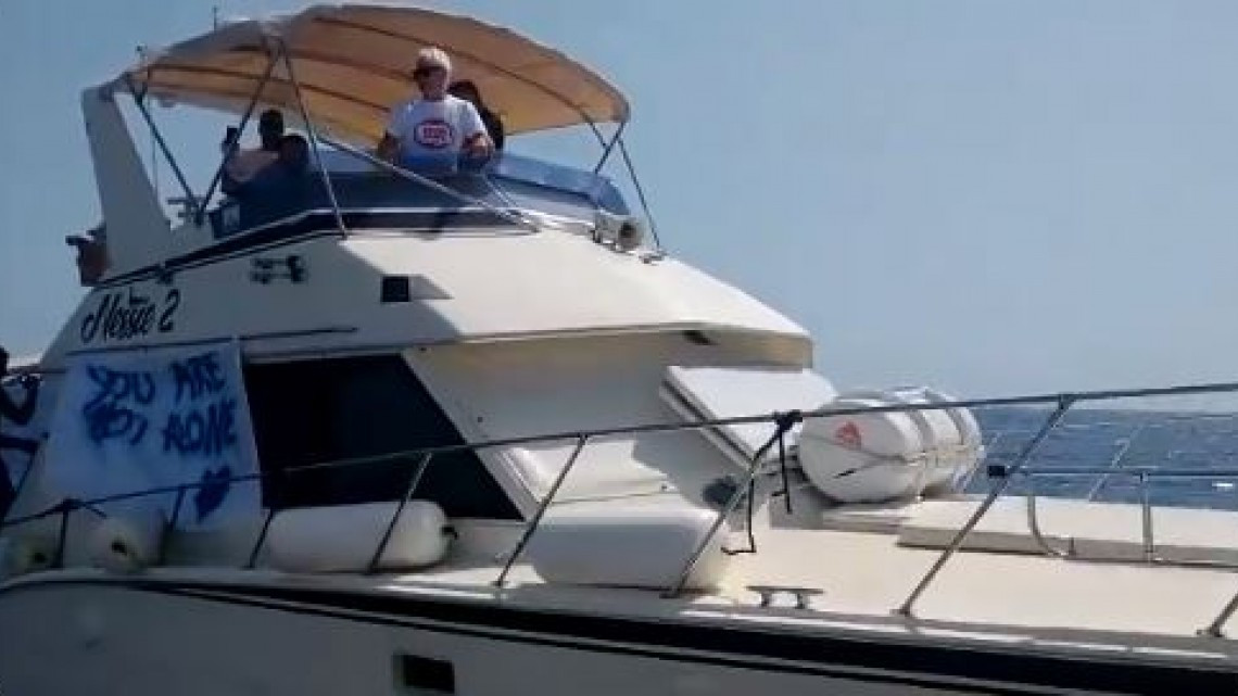 Richard Gere lleva víveres al barco de Open Arms con 121 migrantes a bordo