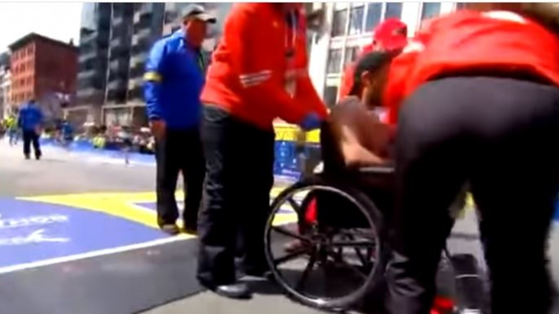 Un marine llega arrastrándose a la meta del maratón de Boston