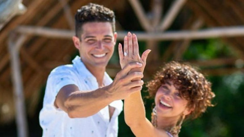 Sarah Hyland se compromete con Wells Adams