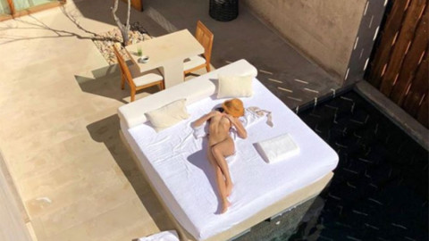 Emily Ratajkowski se desnuda nuevamente