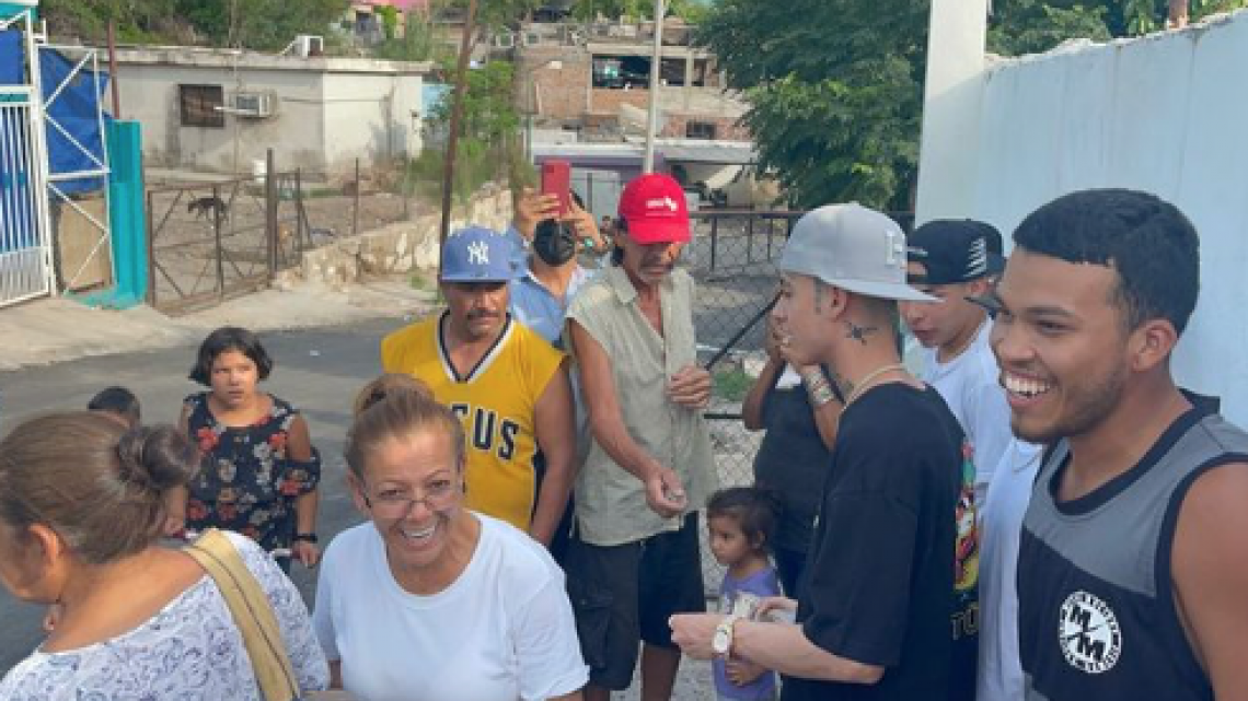 Natanael Cano regala dinero en las calles de Hermosillo 