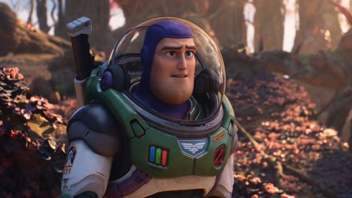 Lightyear es vetada de Arabia Saudita por beso homosexual