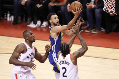 Warriors consigue triunfo sobre Toronto y manda al sexto encuentro