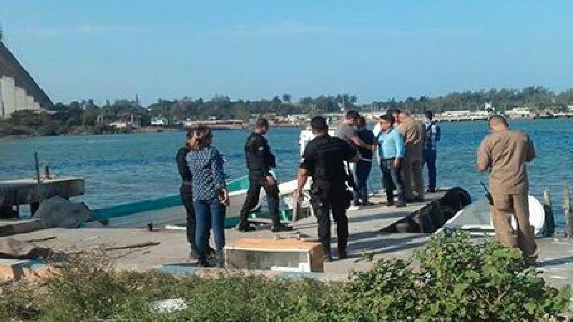 Mujer se lanza de puente